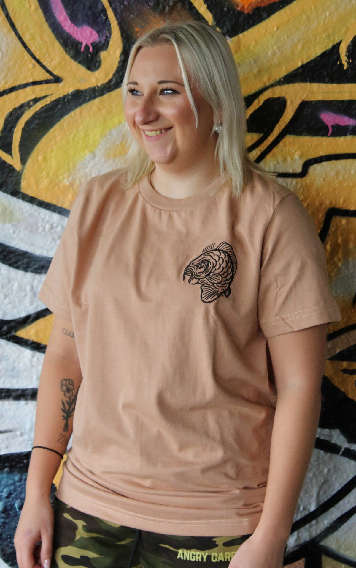 Angry Carp T-Shirt Zand