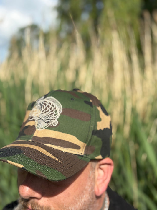 Camo Cap – Geborduurde Carp Logo Patch