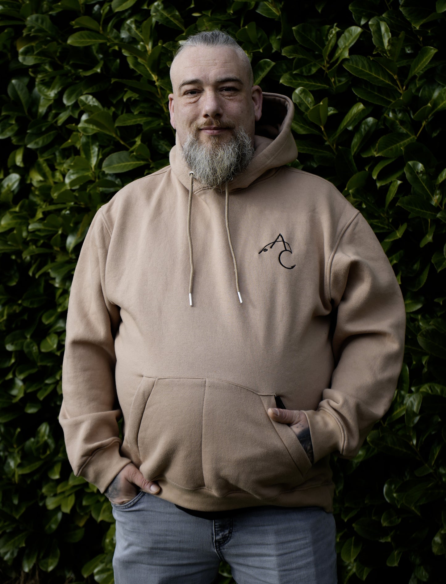Angry Carp Hoodie Zandkleur | Carp Logo