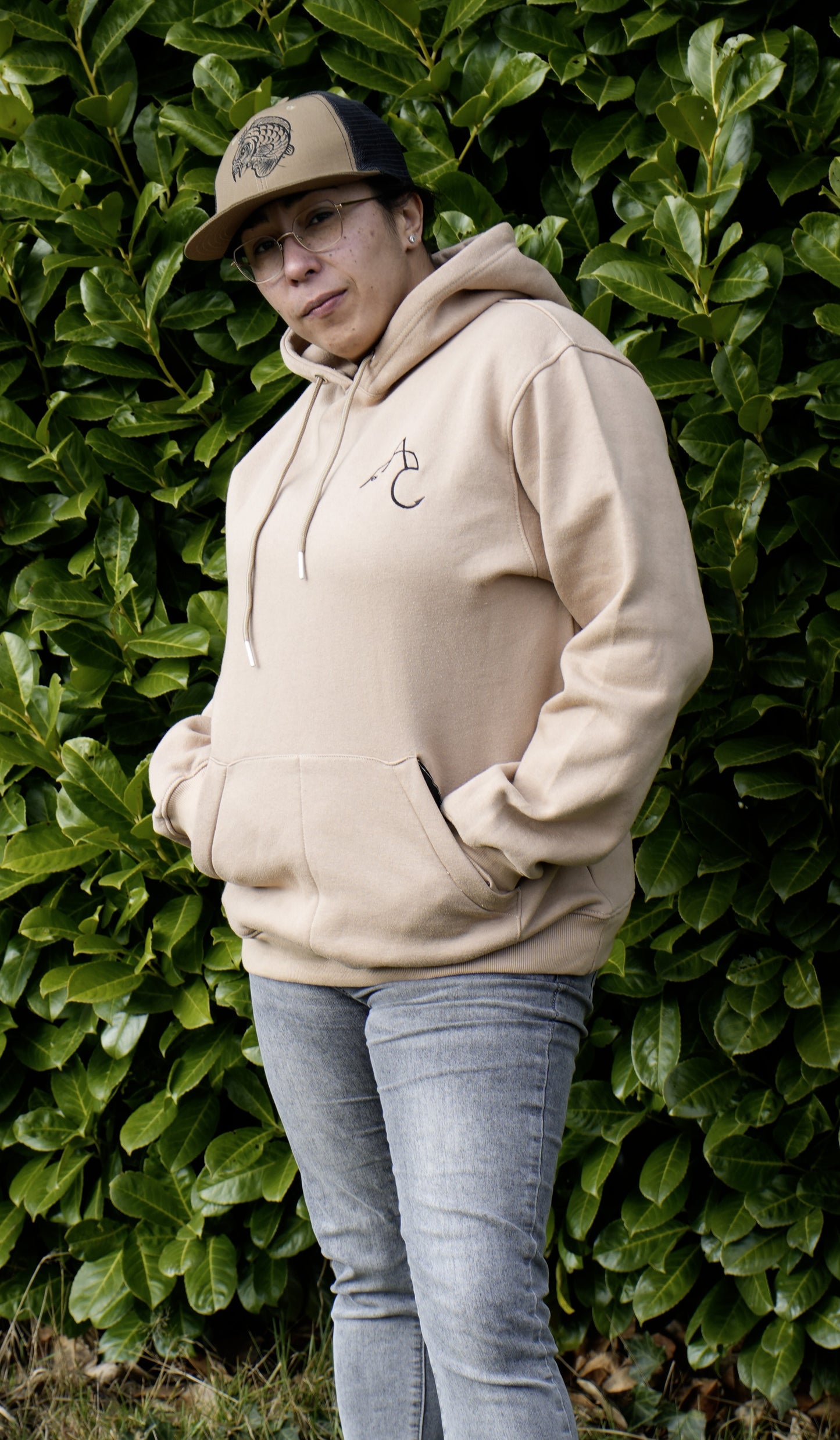 Angry Carp Hoodie Zandkleur | Carp Logo