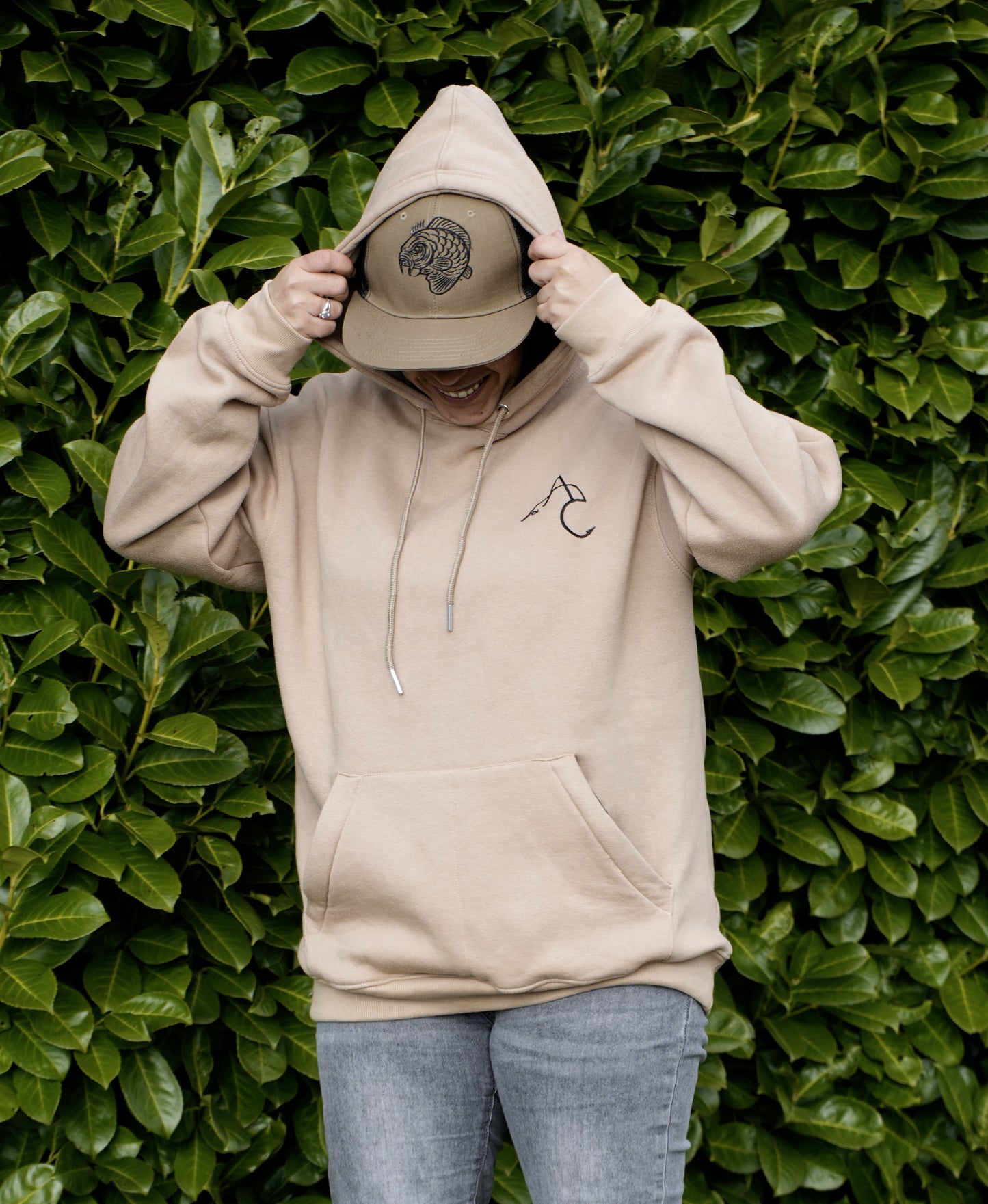 Angry Carp Hoodie Zandkleur | Carp Logo