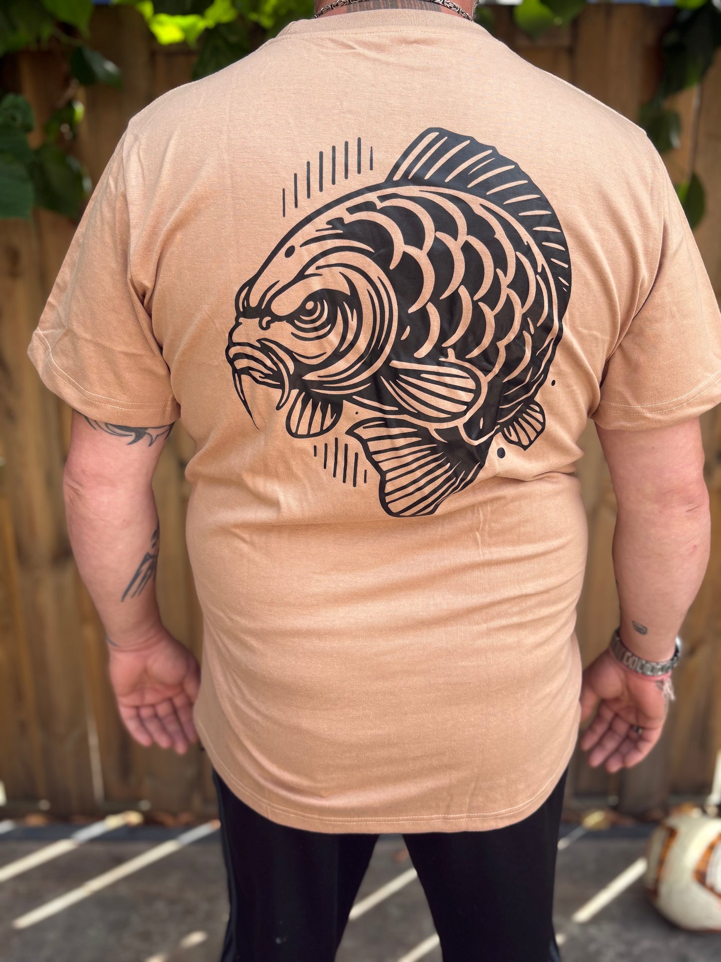 Angry Carp T-shirt – Ode aan de Nachtvissers