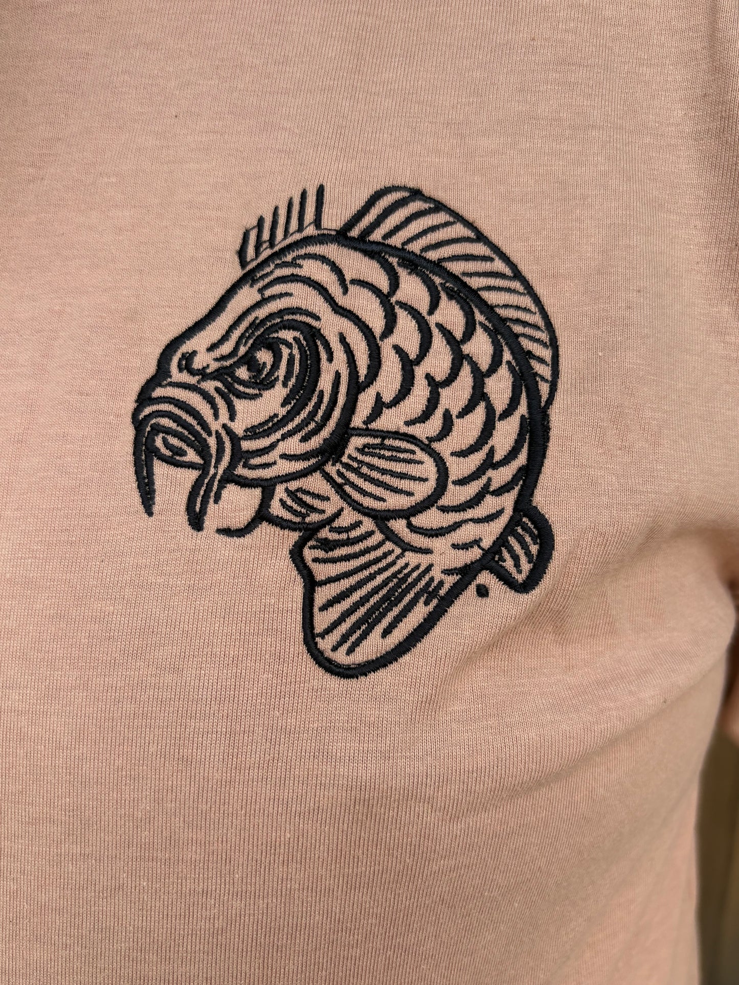 Angry Carp T-shirt – Ode aan de Nachtvissers