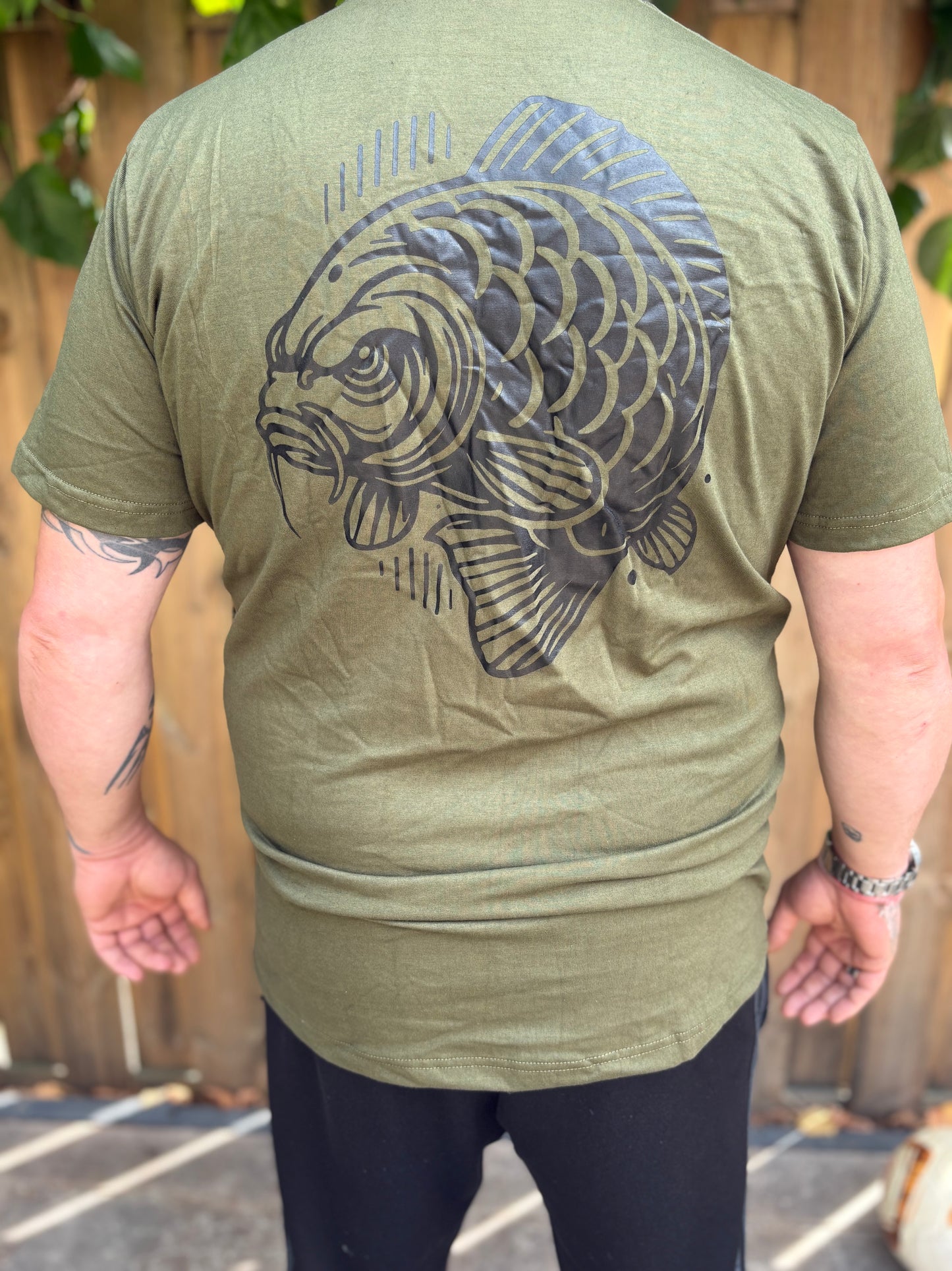 Angry Carp T-shirt – Ode aan de Nachtvissers