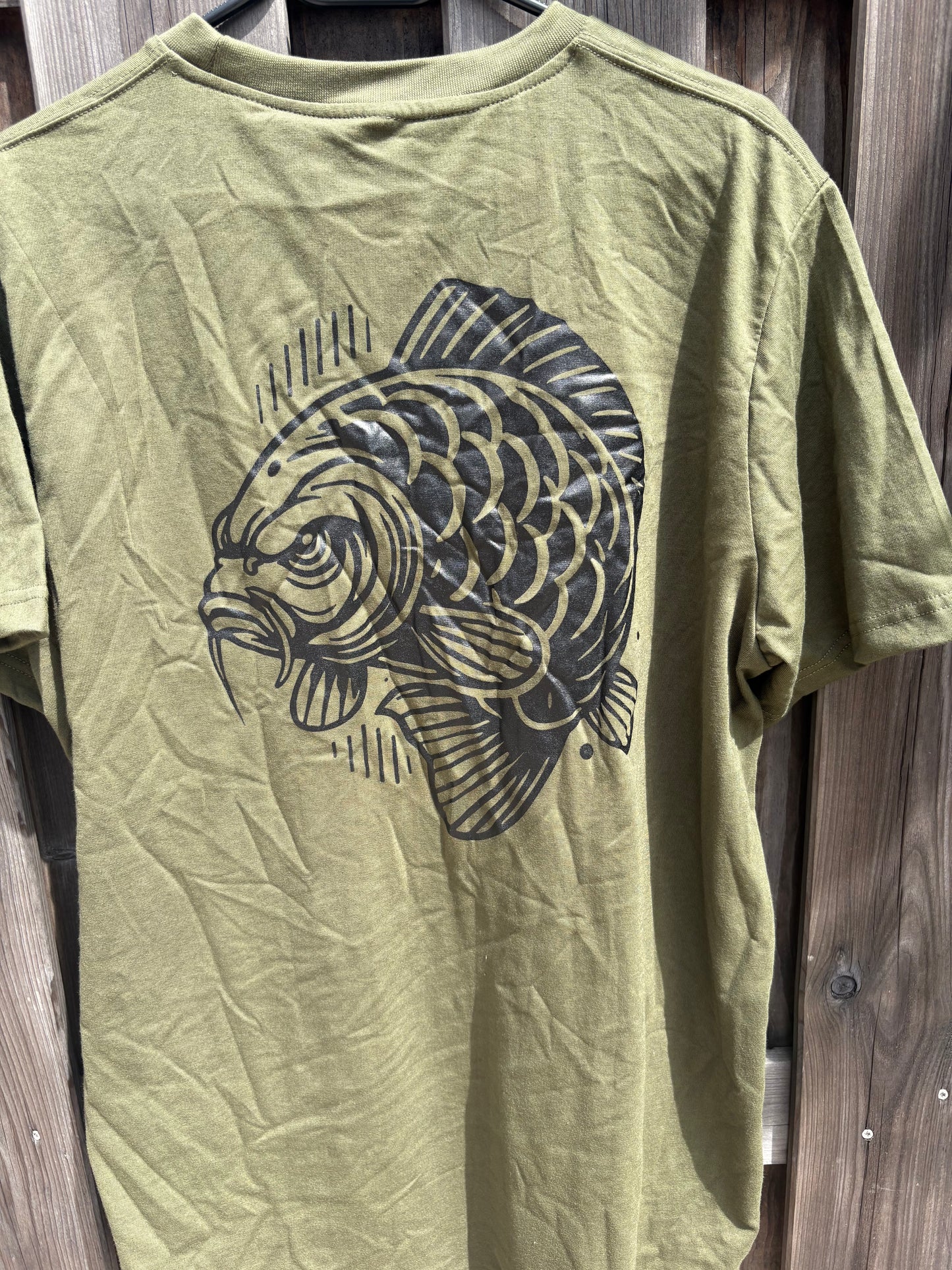 Angry Carp T-shirt – Ode aan de Nachtvissers