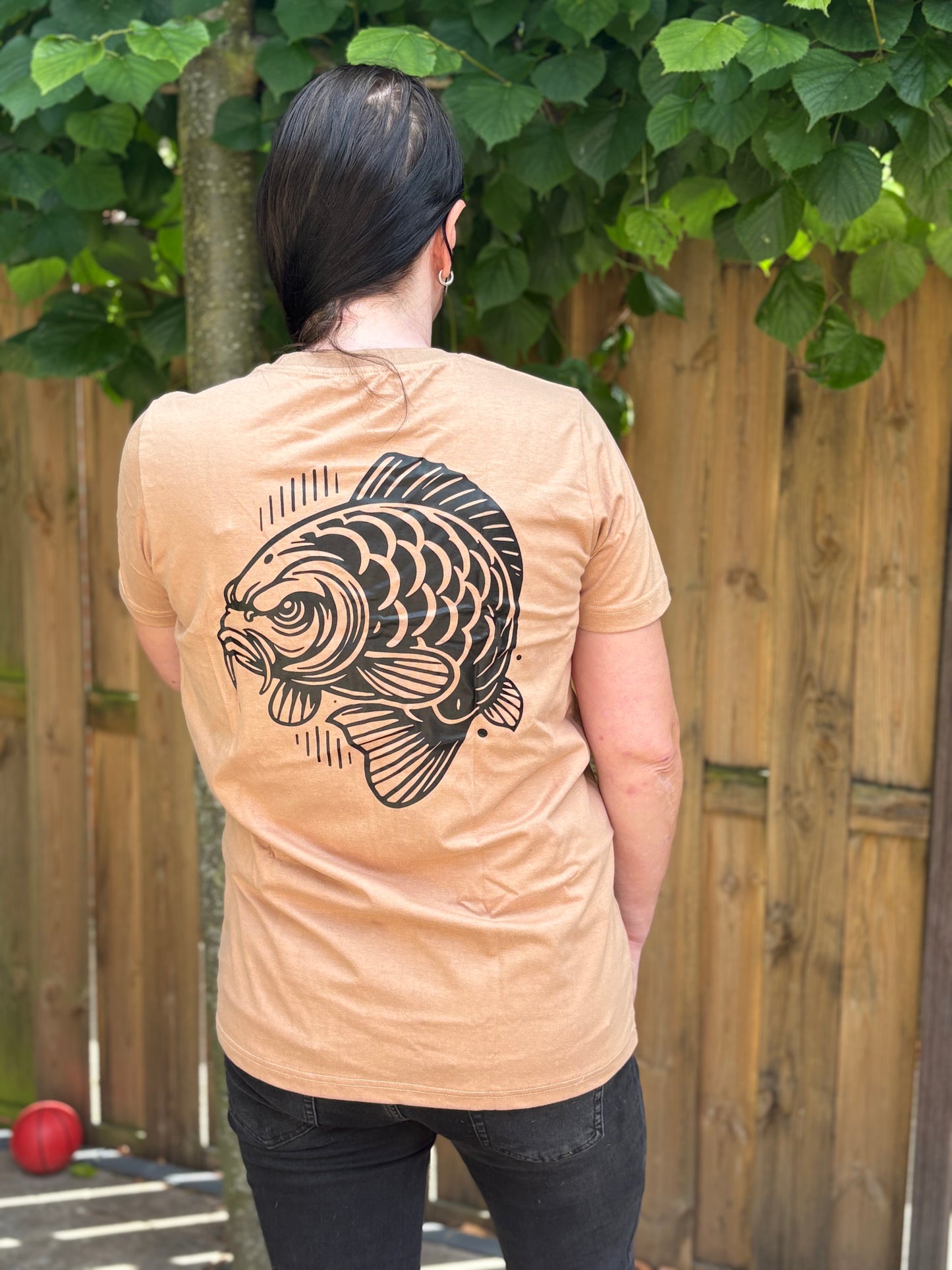Angry Carp T-shirt – Ode aan de Nachtvissers