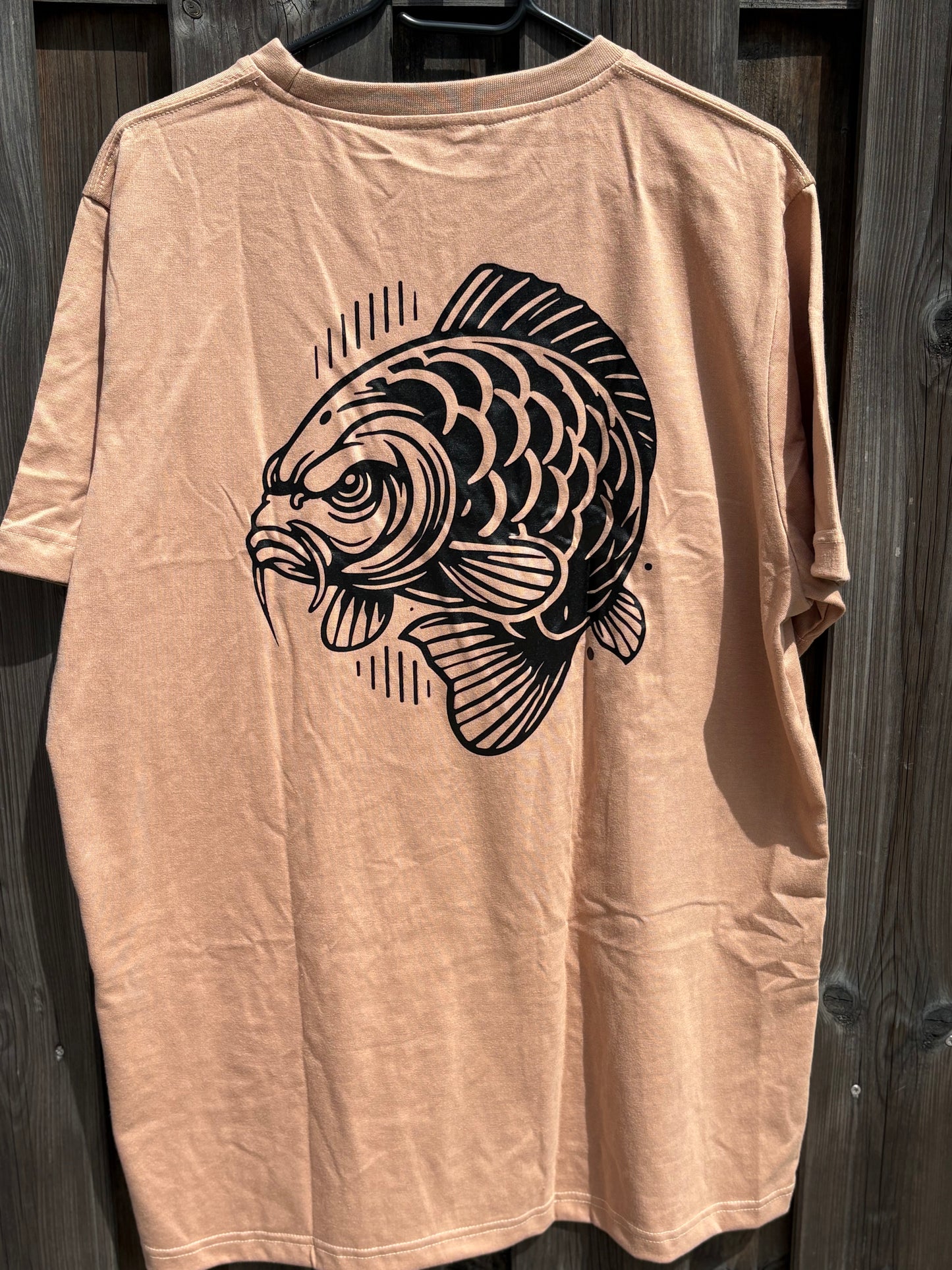 Angry Carp T-shirt – Ode aan de Nachtvissers