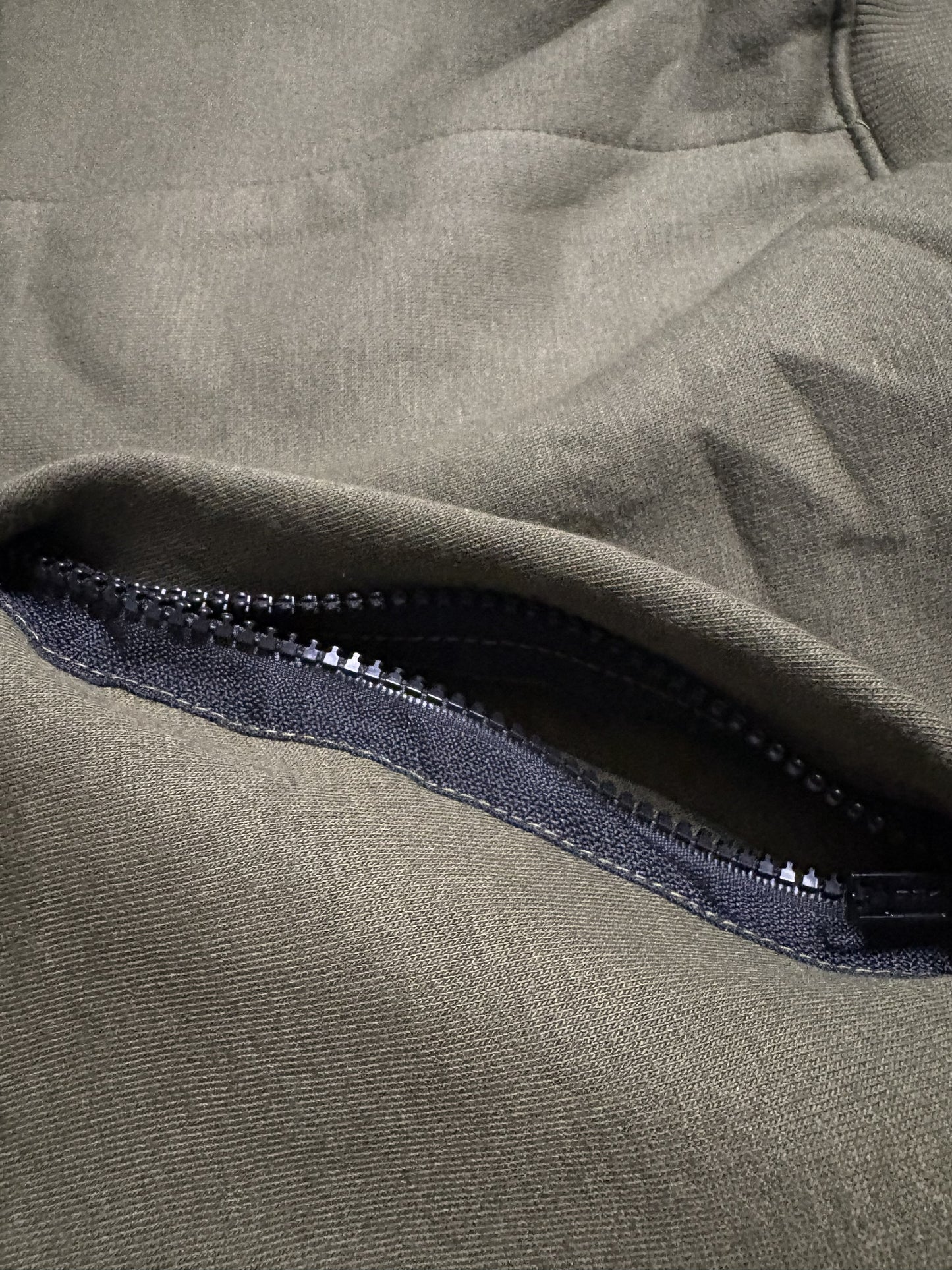 Angry Carp Hoodie Militair Groen | Respect the Night, Fear the Silence