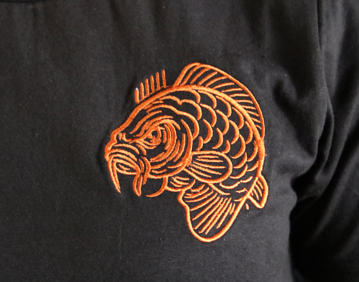 T-Shirt Zwart – Orange Carp
