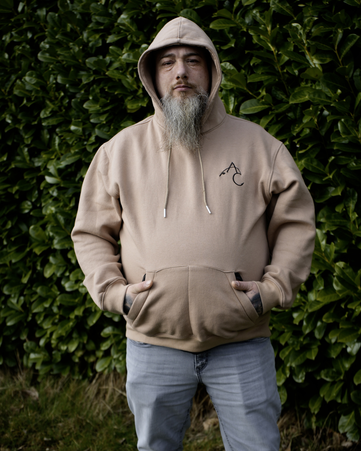 Angry Carp Hoodie Zandkleur | Carp Logo