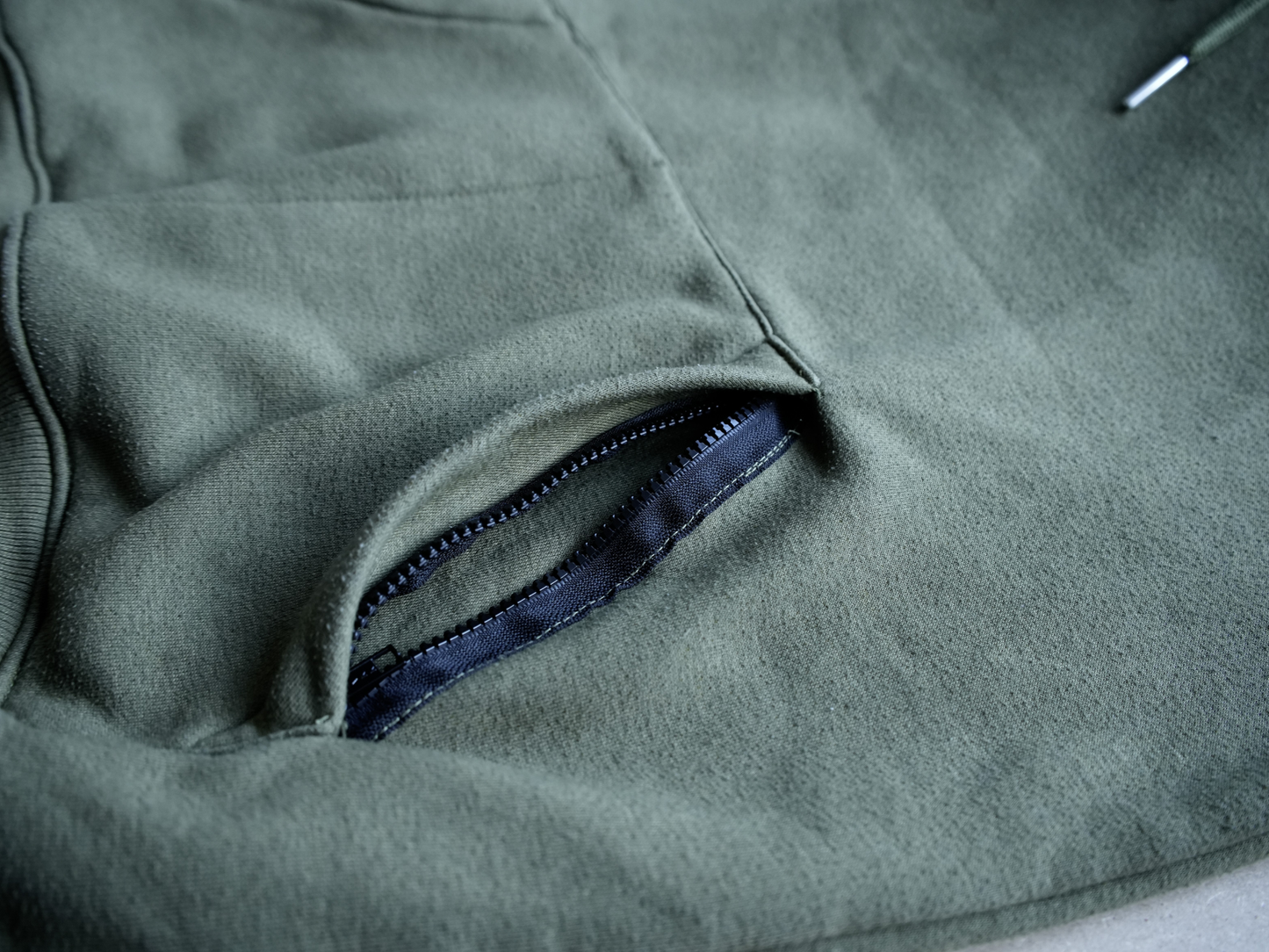 Angry Carp Hoodie Militair Groen | Respect the Night, Fear the Silence