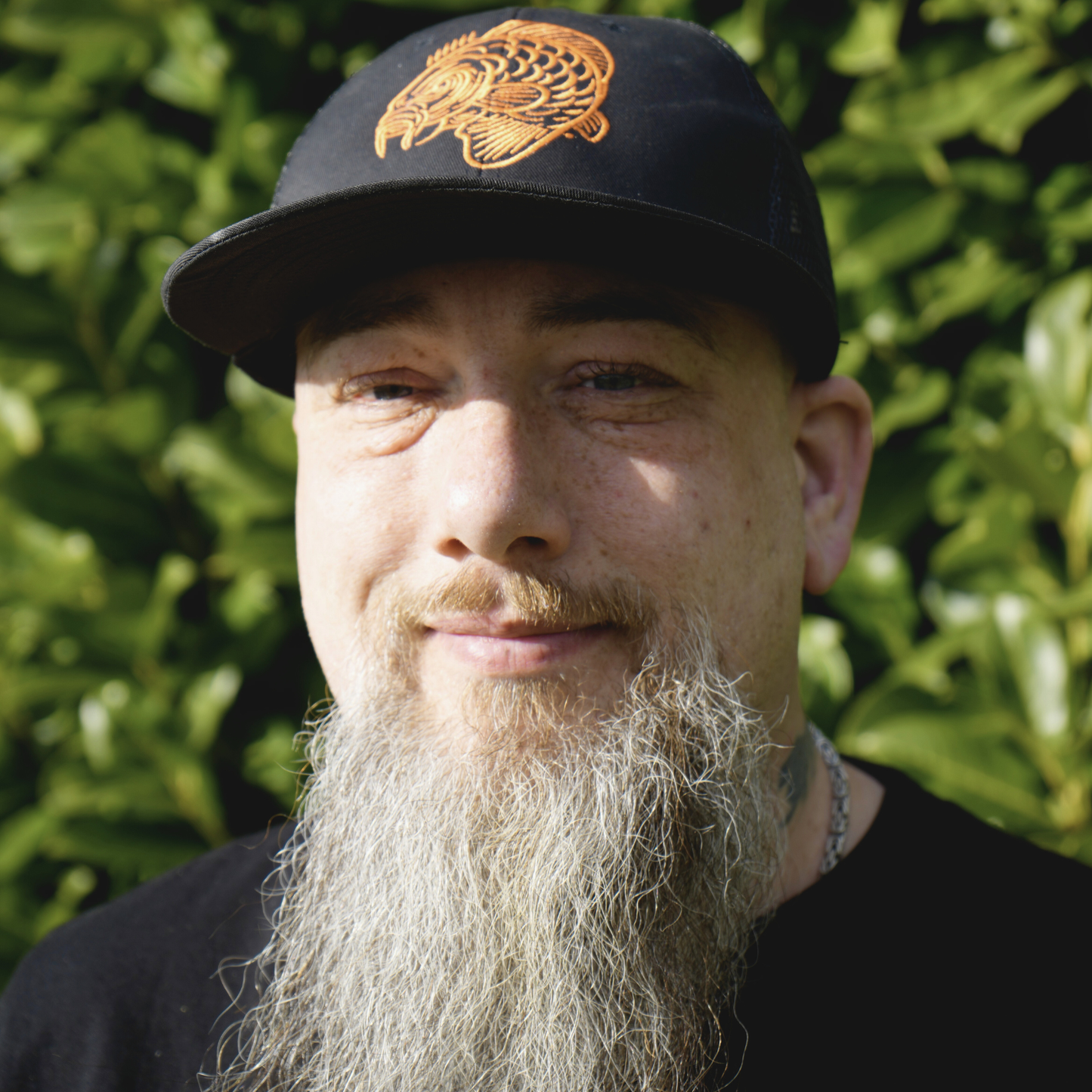 Angry Carp Snapback Cap Zwart