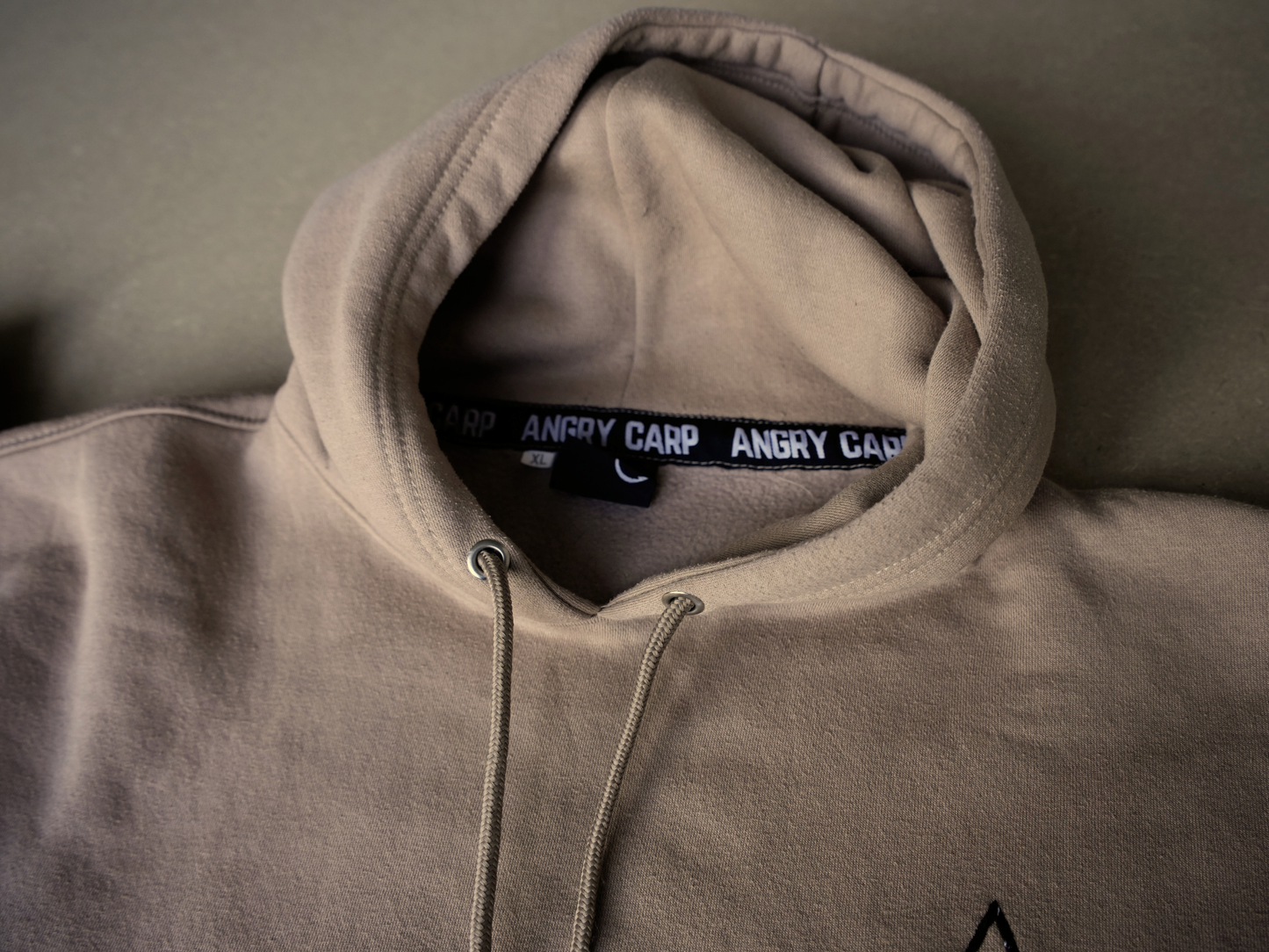 Angry Carp Hoodie Zandkleur | Carp Logo
