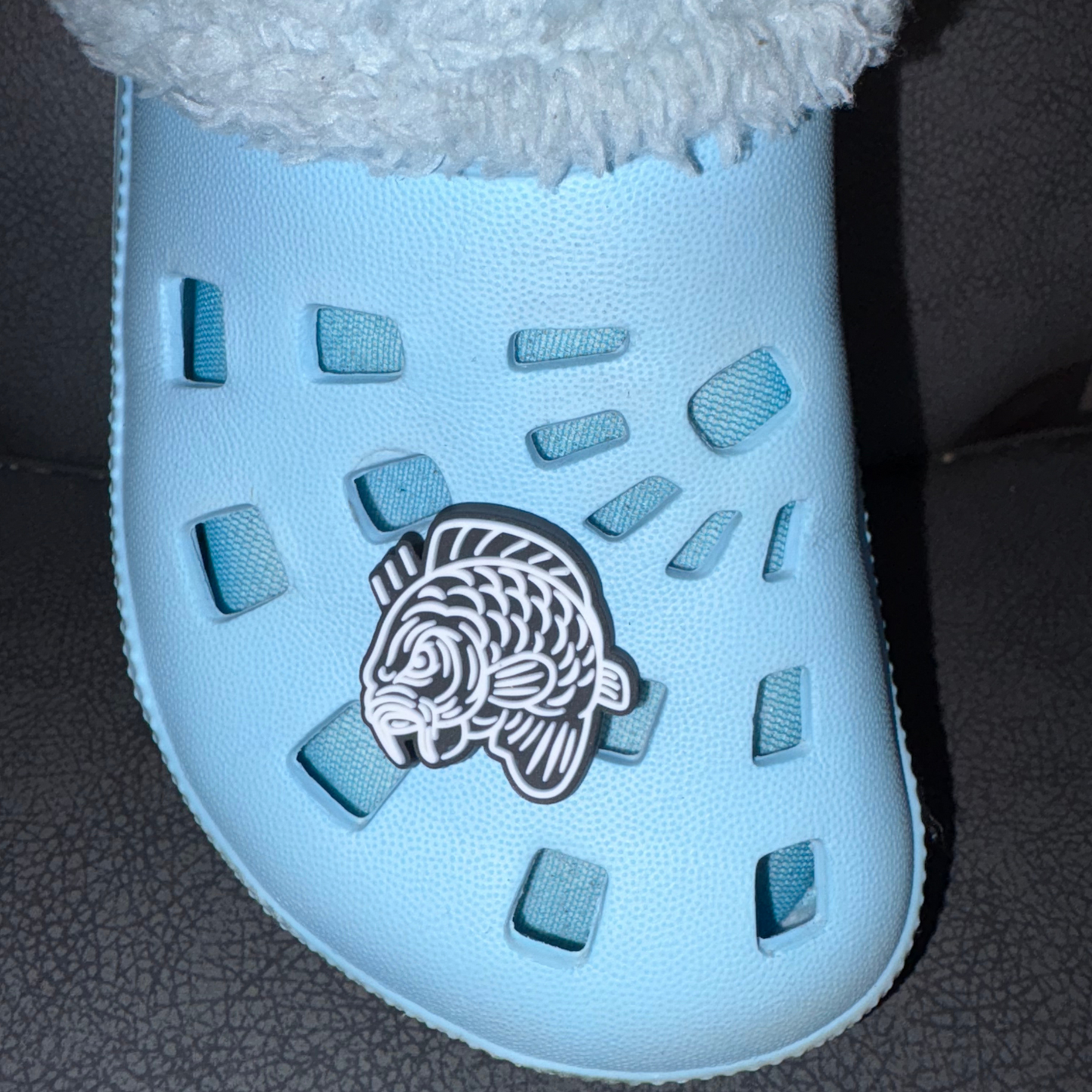 Angry Carp Croc Charm | Unieke Karper Accessoire voor Vissers