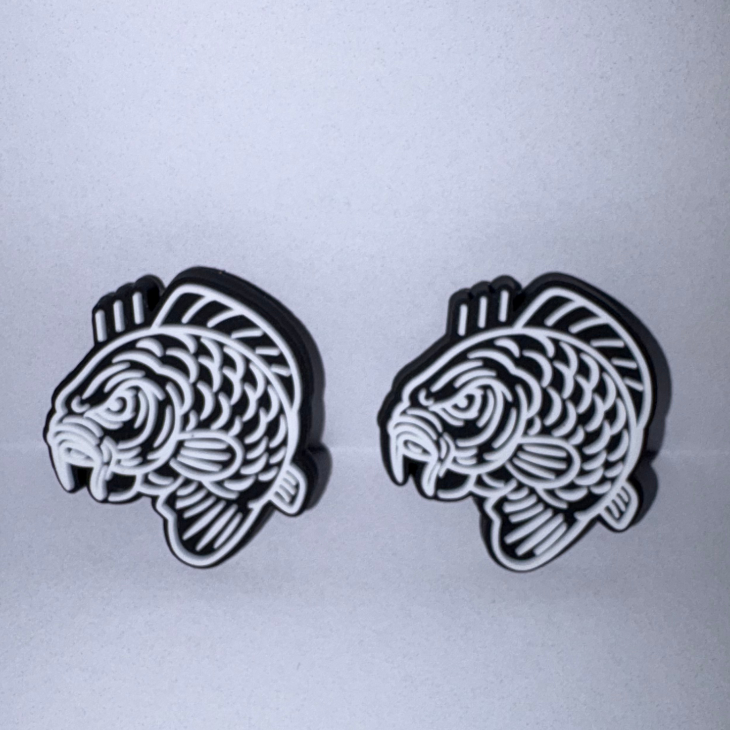 Angry Carp Croc Charm | Unieke Karper Accessoire voor Vissers